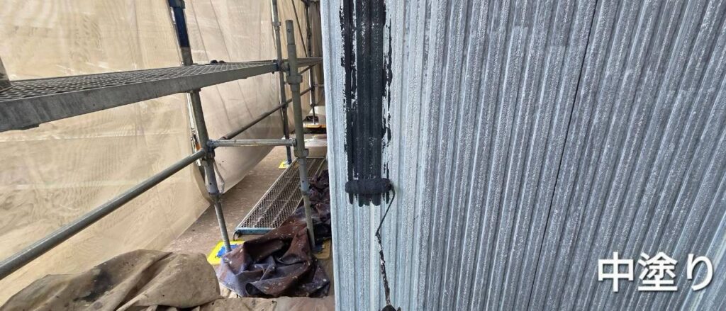 一度で仕上げず工程を分けて塗り重ねることで、塗りムラを抑えながら外壁全体を均一に仕上げていきます。